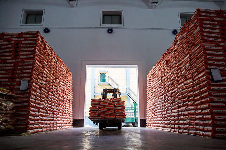 北京张辛粮食储备商品粮仓库,工人正在装卸大米.